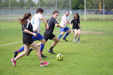 Lennard V. and Viktoria B. trying to get possession of the ball.