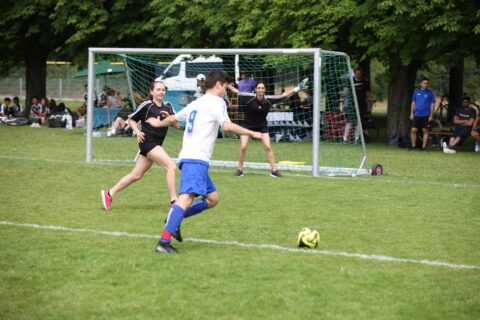 Goal keeper Laura C. protecting our goal from a manoeuvre from the opponents.