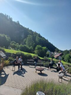 Our iImmune students enjoyed the sun in the courtyard of the hotel.